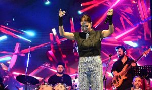 ebru-yasardan-buyuleyici-sahne-performansi-hastaliga-inat-gBs8vsK5.jpg