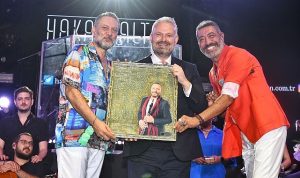 menemende-hakan-altun-ve-husnu-senlendiriciden-zafer-konseri-TUMQdgYF.jpg