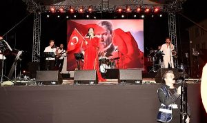 cumhuriyetin-100-yili-yonca-lodi-konseri-ile-buyuk-bir-cosku-ile-kutlandi-ElgcVqzS.jpg