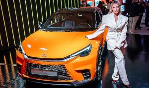 hadise-londrada-lexusun-sanatsal-otoparkinda-lbx-cool-ile-tanisti-8q2TtgYs.jpg