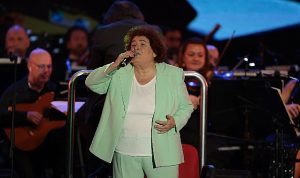 selda-bagcan-ve-fahir-atakoglundan-unutulmaz-konser-AT3Gedgs.jpg