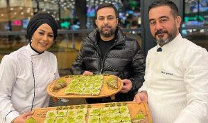 masterchef-sampiyonu-esra-tokelli-katmerci-dayida-katmer-yapti-FveAmGBE.jpg