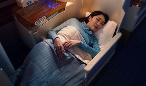 emirates-business-class-yolcularini-uzun-ucuslarda-daha-rahat-ettirecek-yeni-ucak-ici-kiyafet-setini-IatUFmlZ.jpg