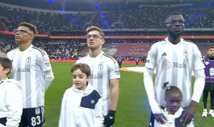 besiktasli-futbolcular-mor-gozluklerle-sahada-zZS3Pj7w.jpg