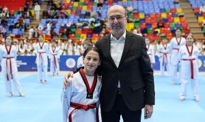 selcuklu-belediye-baskani-ahmet-pekyatirmaci-selcuklu-belediyespor-kulubunde-tekvando-bransinda-egitim-goren-sporcularin-kusak-SQT8Pspz.jpg