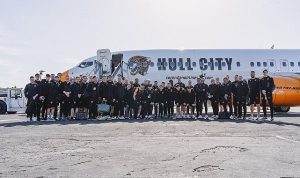 tigers-on-tour-hazirlik-kampi-hull-city-corendon-ucagiyla-antalya-havalimaninda-7COrEeGq.jpg