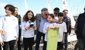 yat-yelken-kulubunden-baskan-topalogluna-tesekkur-plaketi-e3NbrXbA.jpg