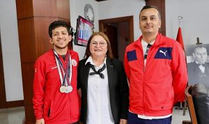 antalyada-duzenlenen-ozel-sporcular-turkiye-yuzme-sampiyonasinda-buyuk-basari-elde-eden-erdem-gunay-atacan-4ZOwa9Ay.jpg