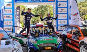 castrol-ford-team-turkiye-bodrum-rallisinde-zirvede-ali-turkkan-liderlige-yukseldi-zfqa9NIv.jpg