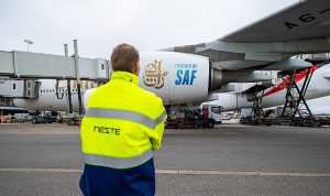 emirates-amsterdam-schiphol-havalimanindaki-ucuslari-icin-surdurulebilir-havacilik-yakiti-tedarikine-basladi-BmePXfTy.jpg