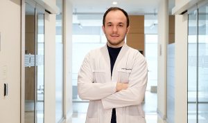 implant-yaptiranlarin-agiz-bakimi-da-ozel-uzmanlar-implant-cevresi-icin-agiz-duslarini-oneriyor-44OAjup4.jpg