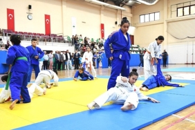 baskan-aydin-genc-judo-ve-taekwondoculara-sertifikalarini-verdi.jpg