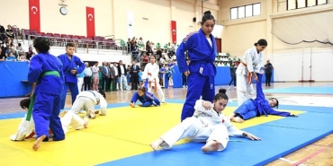 baskan-aydin-genc-judo-ve-taekwondoculara-sertifikalarini-verdi.jpg
