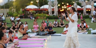 gencler-konyaaltinda-yoga-ile-bulustu.jpg