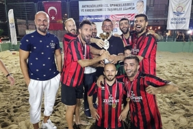 golcuk-belediyesi-tarafindan-duzenlenen-geleneksel-kum-futbol-turnuvasi-heyecan-dolu-final-musabakalarinin-ardindan-sampiyon-azat-insaat-oldu.jpg