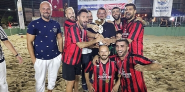 golcuk-belediyesi-tarafindan-duzenlenen-geleneksel-kum-futbol-turnuvasi-heyecan-dolu-final-musabakalarinin-ardindan-sampiyon-azat-insaat-oldu.jpg
