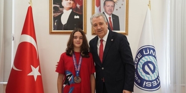 egeli-genc-yuzucu-basariya-doymuyor.jpg