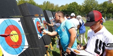 konya-buyuksehir-iller-arasi-okculuk-turnuvasinda-sporcular-hedefi-on-ikiden-vurmak-icin-yaristi.jpg