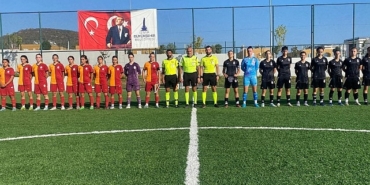 cumhuriyet-kizlari-zafer-bayrami-icin-sahaya-cikti.jpg