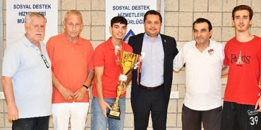 futbol-turnuvasinda-dereceye-giren-takimlara-kupalari-verildi.jpg