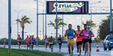 izmirde-uluslararasi-9-eylul-izmir-yari-maratonuyla-kurtulus-coskusu-basladi.jpg
