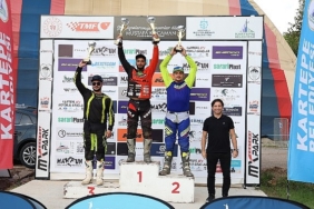 turkiye-super-enduro-sampiyonasinin-3-ayagi-kartepede-gerceklestirildi-sampiyona-da-dereceye-girenler-kupalarini-aldilar.jpg