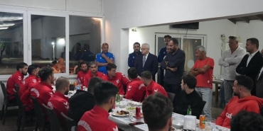 baskan-deveciler-burhaniye-belediyespor-futbol-a-takimi-ile-yeni-sezon-oncesi-moral-yemeginde-bulustu.jpg