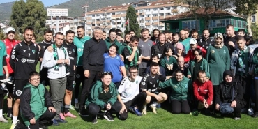 ozel-cocuklardan-kocaelispora-ozel-ziyaret.jpg