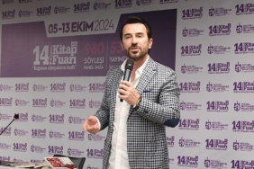 ugur-arslan-kocaeli-kitap-fuarinda-sevenleriyle-bulustu.jpg