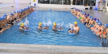 baskan-altay-saglikli-bir-gelecek-icin-8-500-ilkokul-ogrencimize-yuzme-ogretiyoruz.jpg
