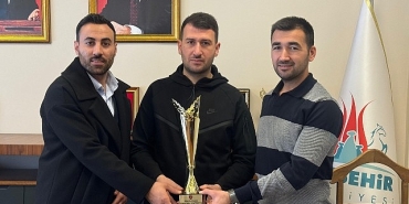 turkiye-ikincilik-kupasini-takdim-ettiler.jpg