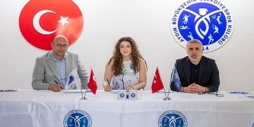 azra-kaya-profesyonel-sozlesme-imzaladi.jpg