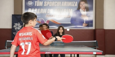 baskan-cercioglu-minik-sporcularin-yaninda.jpg