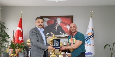 dikili-belediyesinin-gururu-yilmaz-acar-basaridan-basariya-kosmaya-devam-ediyor.jpg
