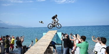 gokyuzunden-denize-pedal-cevirdiler.jpg