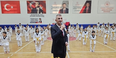 golcuk-belediyesi-taekwondo-sporculari-kusak-atladi.jpg