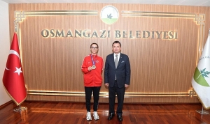 baskan-erkan-aydin-bursanin-gururu-sampiyon-sporcuyu-agirladi.jpg