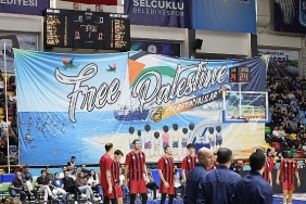 buyuksehir-belediyespor-gaziantep-basketbol-macinda-gazzeye-destek-pankarti-acildi.jpg