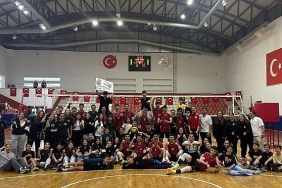 golcuk-belediyespor-erkek-voleybol-takimi-galibiyetle-basladi.jpg