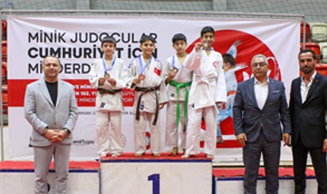 minik-sporcular-cumhuriyet-icin-ter-doktu.jpg