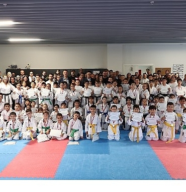 aliaga-belediyesi-karate-kursunda-75-sporcu-yeni-kusagina-kavustu.jpg