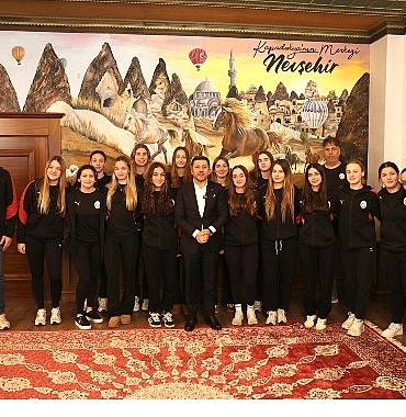 belediye-baskani-rasim-ari-galatasaray-sutopu-kadin-takimini-agirladi.jpg