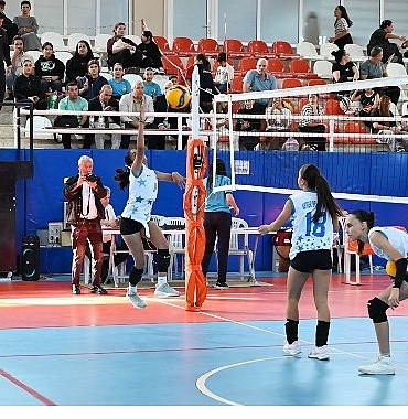 kemer-belediye-voleybolculari-buyuk-alkis-topladi.jpg