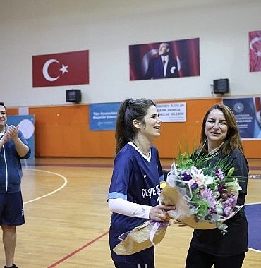 cesme-belediyesi-birimler-arasi-voleybol-turnuvasi-coskuyla-tamamlandi.jpg