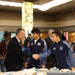 buyukakin-basarili-sporcularla-iftar-yapti.jpg