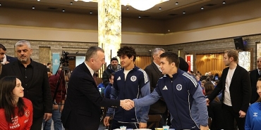 buyukakin-basarili-sporcularla-iftar-yapti.jpg