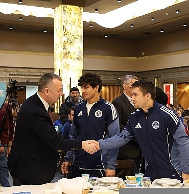 buyukakin-basarili-sporcularla-iftar-yapti.jpg
