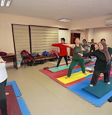 konaktan-ileri-yasa-saglikli-mola-yoga-kursuyla-zinde-kaliyorlar.jpg