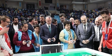 baskan-buyukakin-robot-yarismasina-katildi-kocaelisporlu-futbolcularla-mac-yapti.jpg