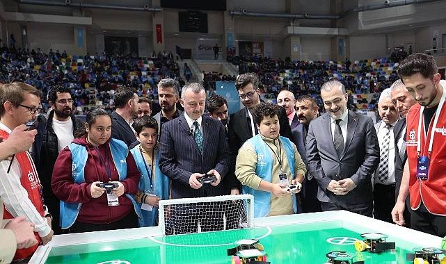 baskan-buyukakin-robot-yarismasina-katildi-kocaelisporlu-futbolcularla-mac-yapti.jpg